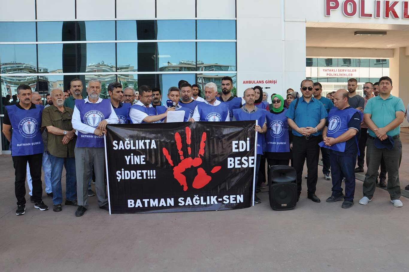 Konya’daki doktorun öldürülmesini protesto eden sağlık çalışanları iş bıraktı Konya’daki doktorun öldürülmesini protesto eden sağlık çalışanları iş bıraktı